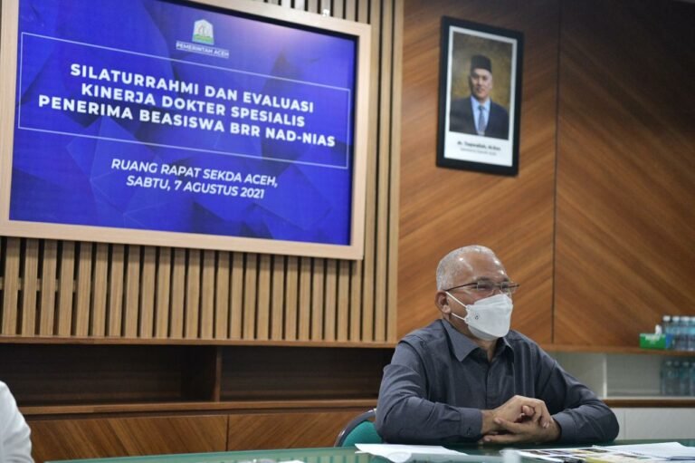 Sekretaris Daerah Aceh, dr. Taqwallah, M. Kes menggelar Silaturrahmi dan Evaluasi Kinerja Dokter Spesialis Penerima Beasiswa BRR NAD-NIAS Se-Aceh secara virtual dari Ruang Rapat Sekda Aceh, Sabtu, (7/8/2021).