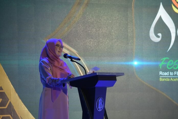 Ketua Harian Dekranasda Aceh Safrida Yuliani, memberikan sambutan pada acara penutupan Muslim Fashion Collaboration tahun 2021, di Hermes Palace Hotel, Banda Aceh, Sabtu (7/8/2021) malam.