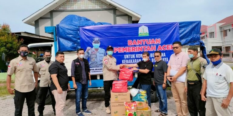 Kepala Bidang Linjamsos Dinsos Aceh Syukri, M.Pd menyerahkan secara simbolis bantuan masa panik Pemerintah Aceh untuk korban kebakaran di Desa Budi Jaya, yang diterima oleh Sekda Aceh Tenggara Ridwan, SE, M.Si di Kantor Dinas Sosial Aceh Tenggara, Minggu (8/8/2021).