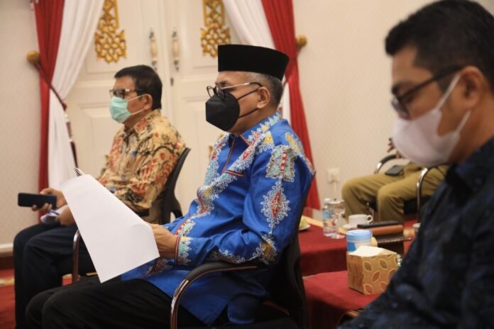 Gubernur Aceh, Ir. Nova Iriansyah, MT didampingi SKPA terkait menyaksikan Peluncuran Sistem Online Single Submission (OSS) Berbasis Risiko Oleh Presiden RI, Joko Widodo melalui Video Conference dari Meuligoe Gubernur, Banda Aceh, Senin (9/8/2021).