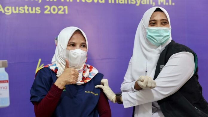 Tenaga Kesehatan saat menerima suntikan vaksin ke-3 di RSUDZA, Banda Aceh, Senin (9/8/2021).