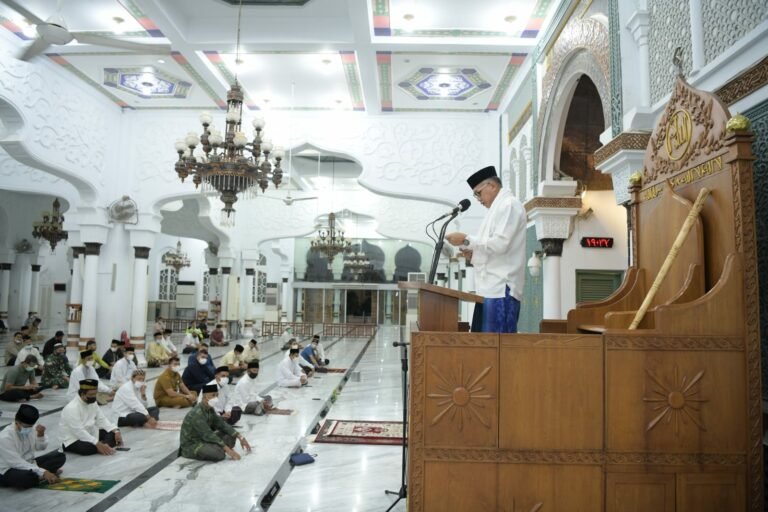 Gubernur Aceh, Nova Iriansyah, memberikan sambutan pada malam peringatan pergantian tahun baru islam 1 Muharram 1443 Hijriah di Masjid Raya Baiturrahman Banda Aceh, Senin, (9/8/2021) malam.