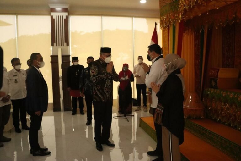 Gubernur Nova Sambut Kapolda Aceh di Bandara SIM