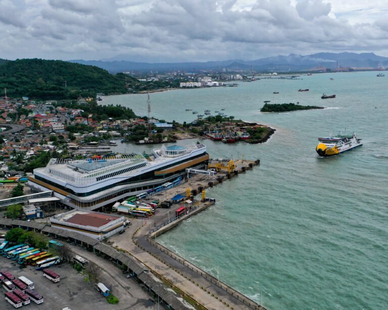 Pelayaran Kapal Ferry Merak-Bakahueni Terhambat, Gelombang Selat Sunda Capai Empat Meter 