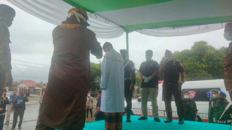 Penjual Chip Domino di Bireuen Dicambuk di Halaman Masjid Agung 