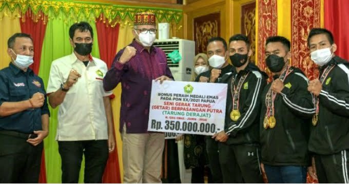 Atlet Peraih Medali PON Papua Terima Bonus dari Gubernur Aceh