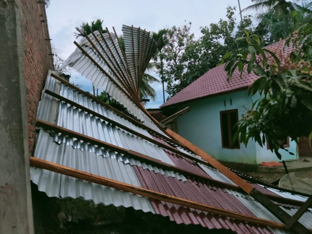 Atap Rumah Warga Jambo Aye Hancur Diterjang Angin Puting Beliung 