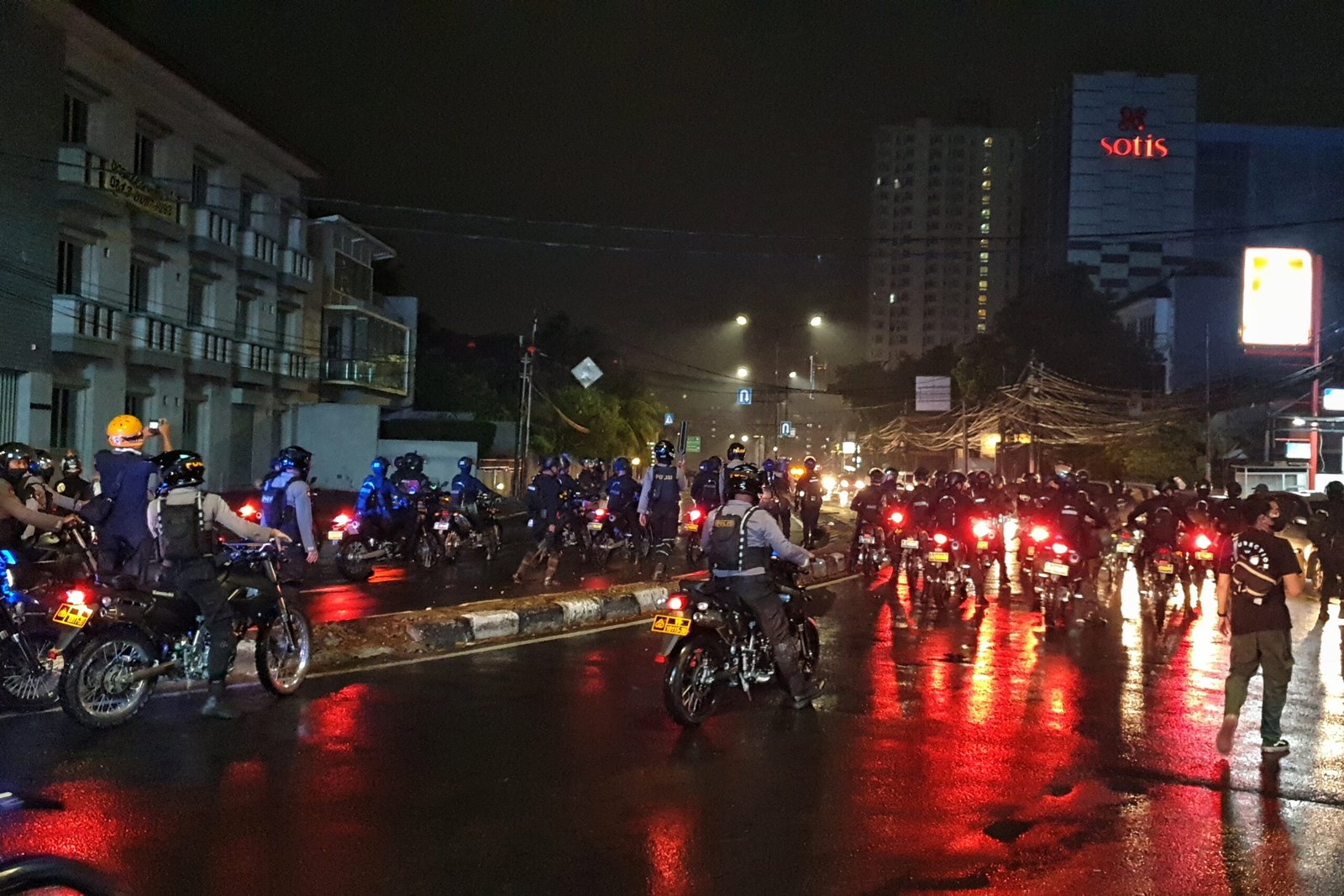 Polisi Bubarkan Demonstran