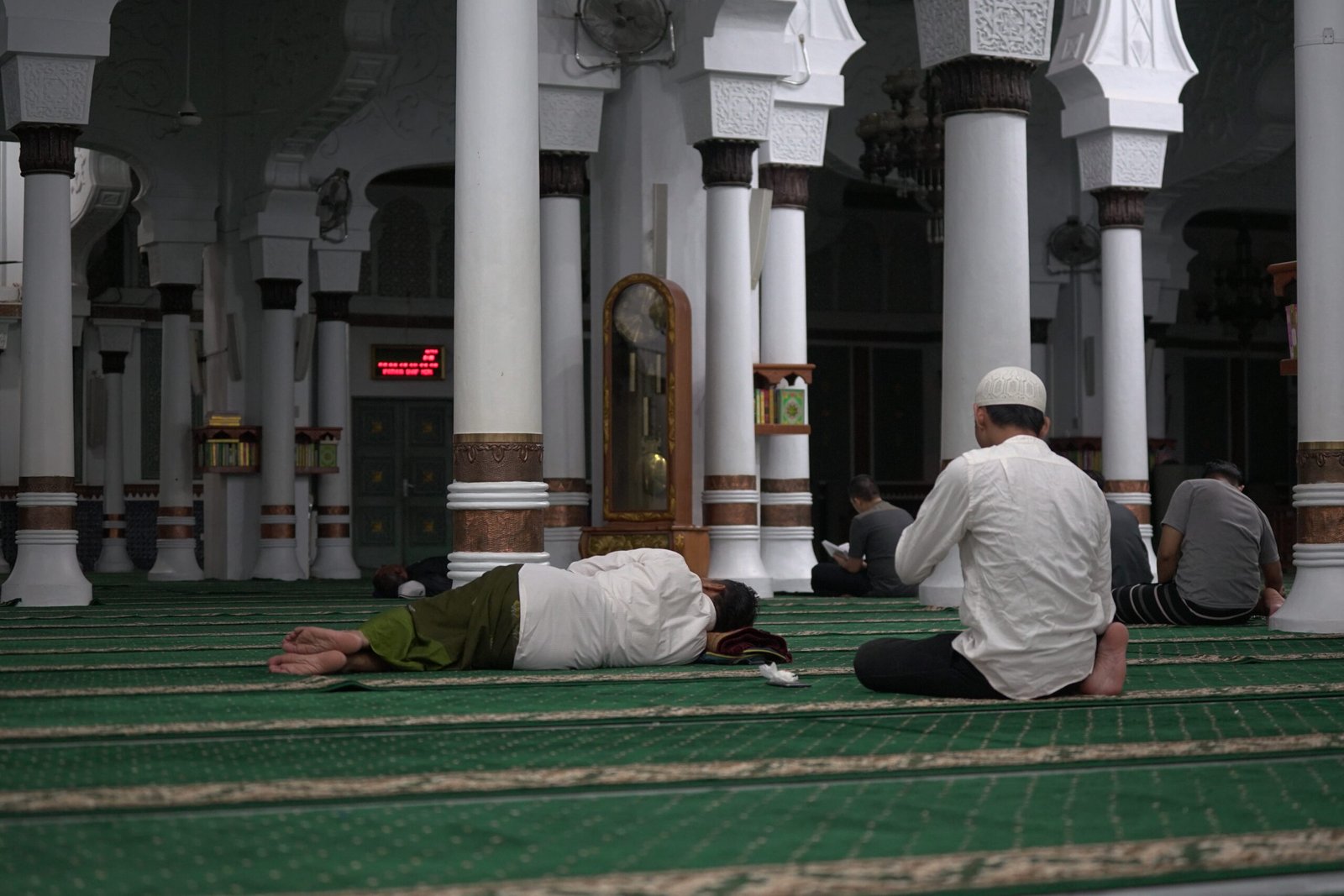 Iktikaf Warga Di Masjid Raya