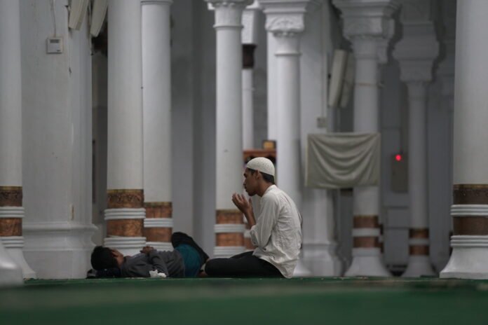 Iktikaf Warga di Masjid Raya