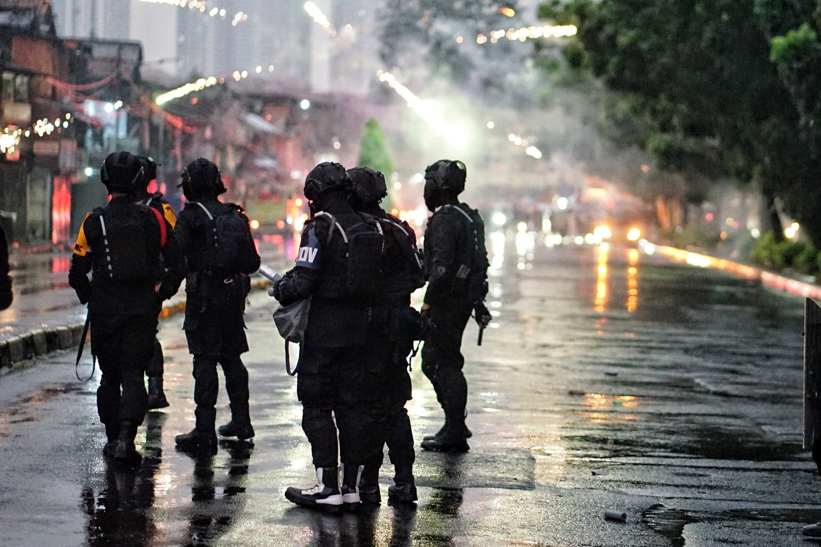 Polisi Bubarkan Demonstran