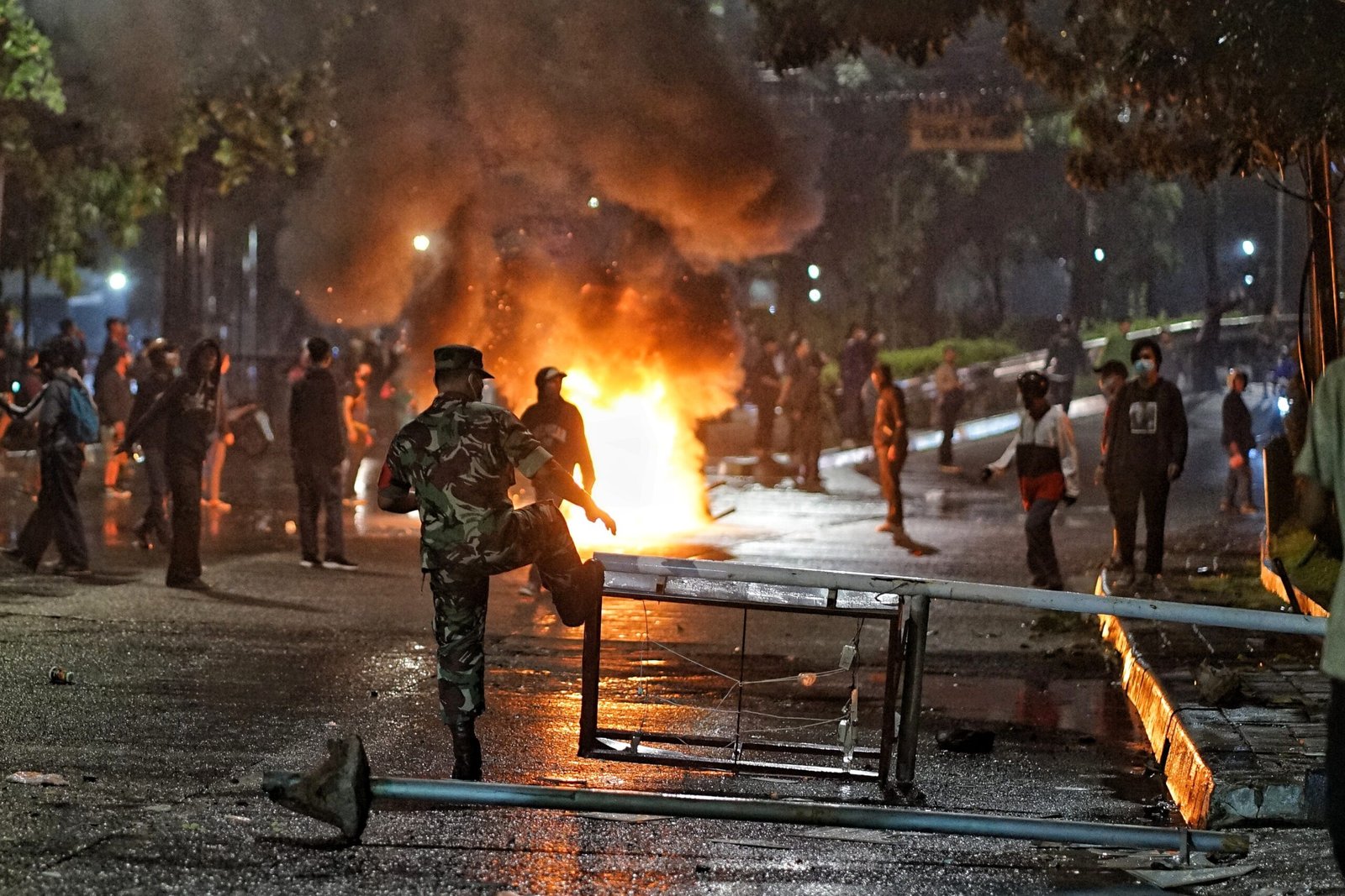 Polisi Bubarkan Demonstran