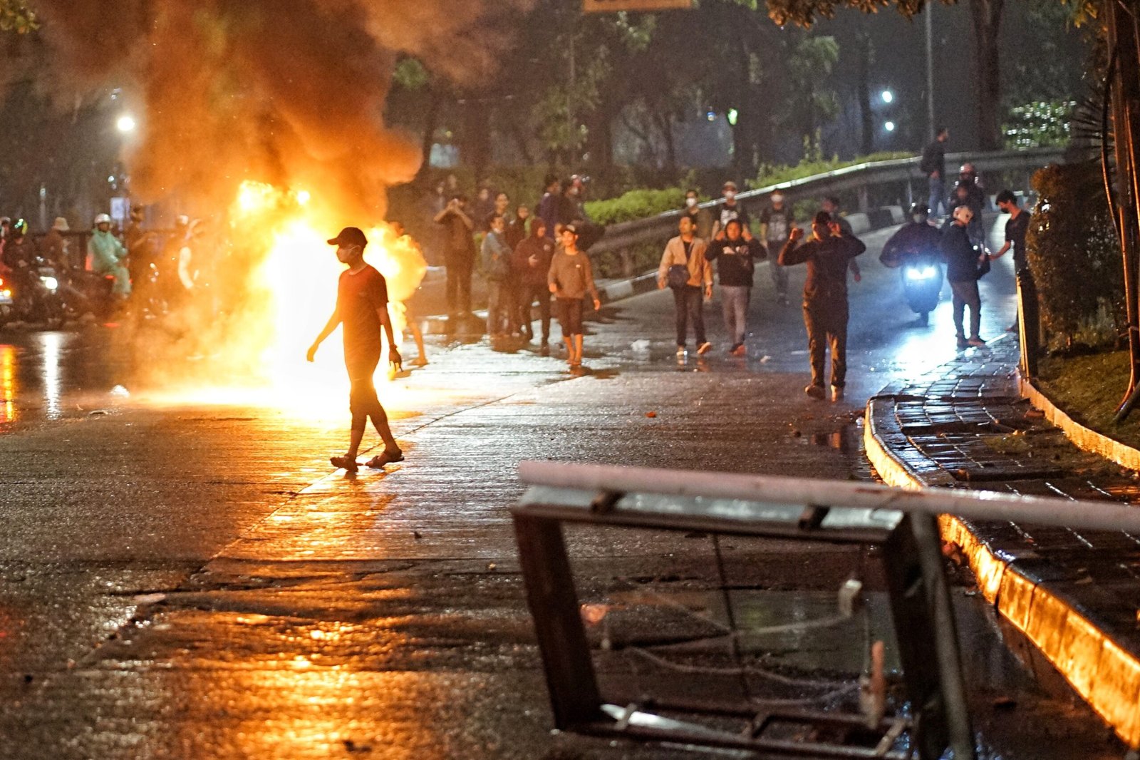 Polisi Bubarkan Demonstran