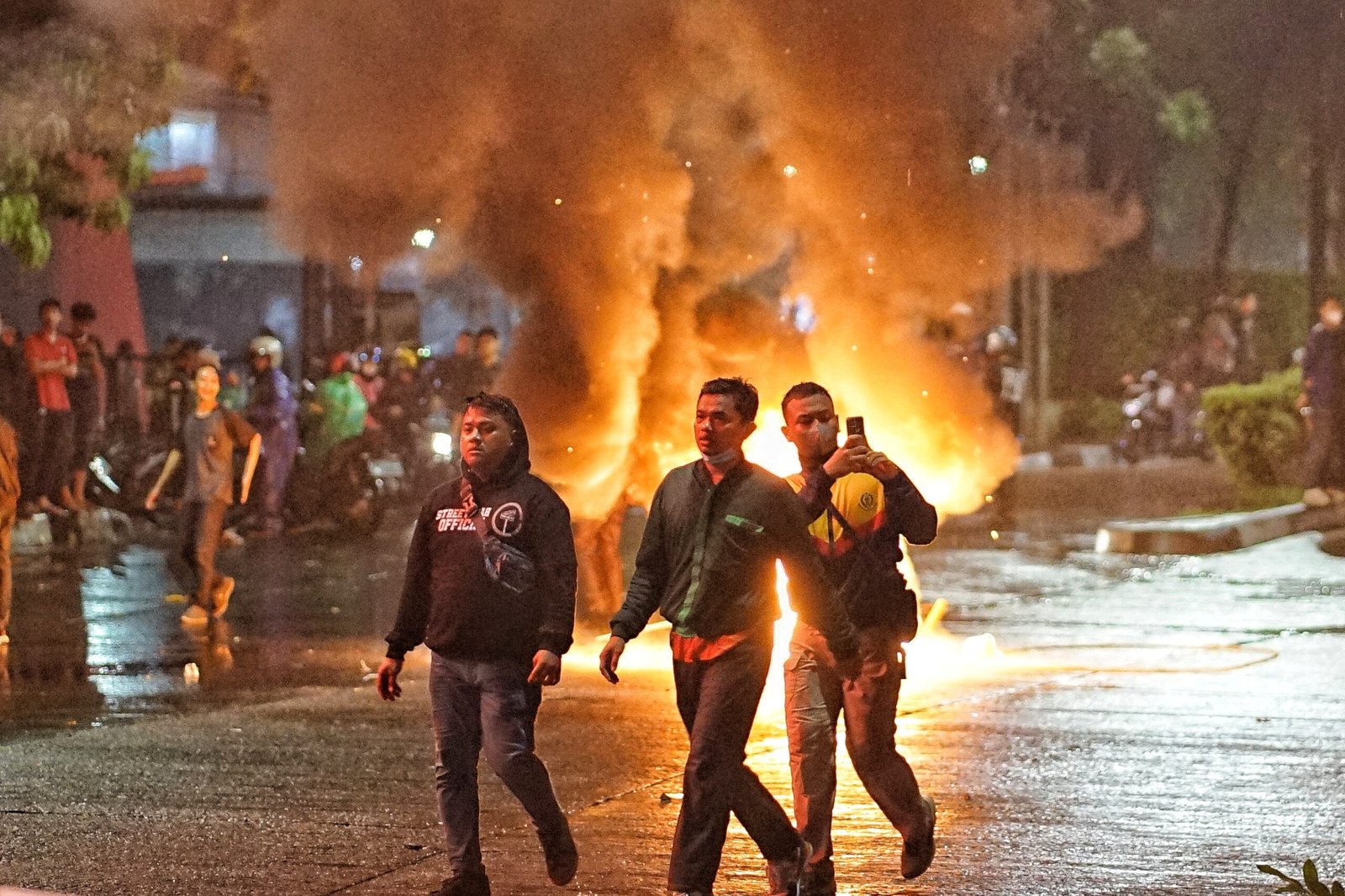 Polisi Bubarkan Demonstran