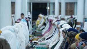 Masjid Raya Baiturrahman Banda Aceh Penuh, Banyak Jamaah Tarawih Pulang Karena Basah 