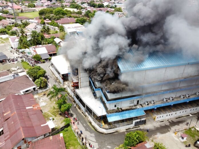 Suzuya Mall Banda Aceh terbakar