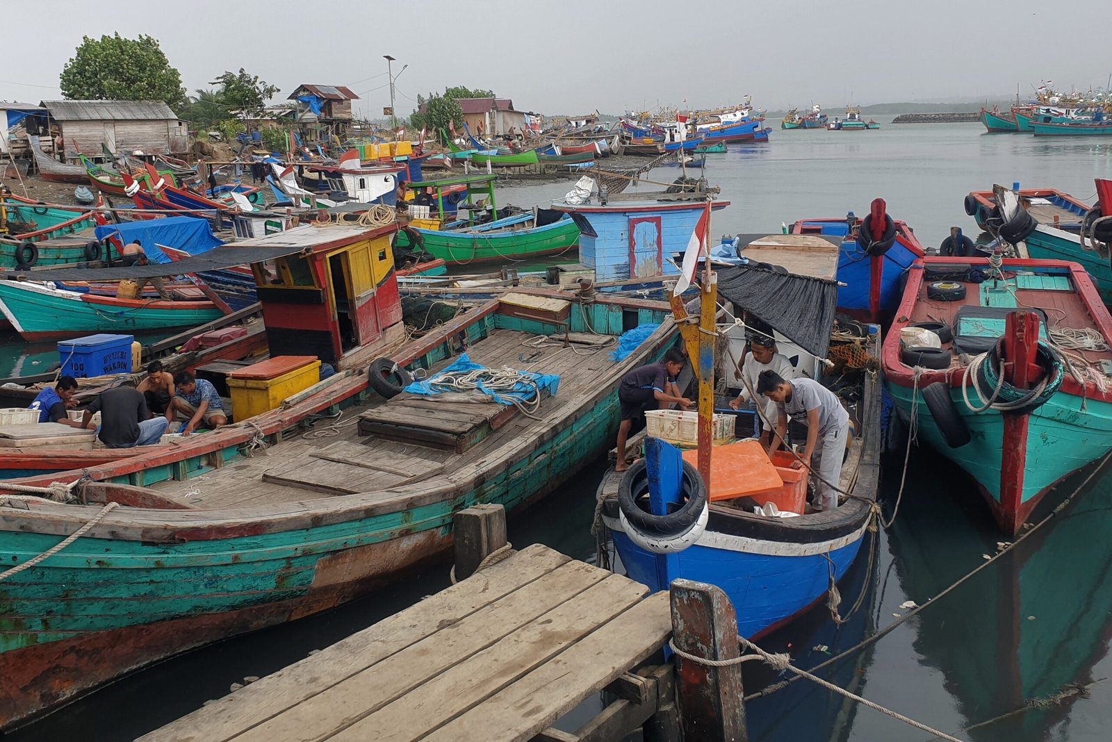 Perahu Nelayan Lego Jangkar Selama Cuaca Buruk