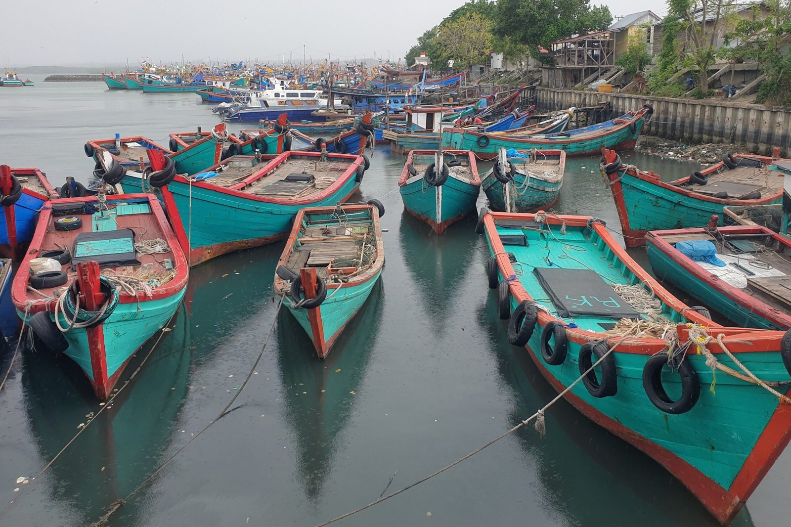 Perahu Nelayan Lego Jangkar Selama Cuaca Buruk