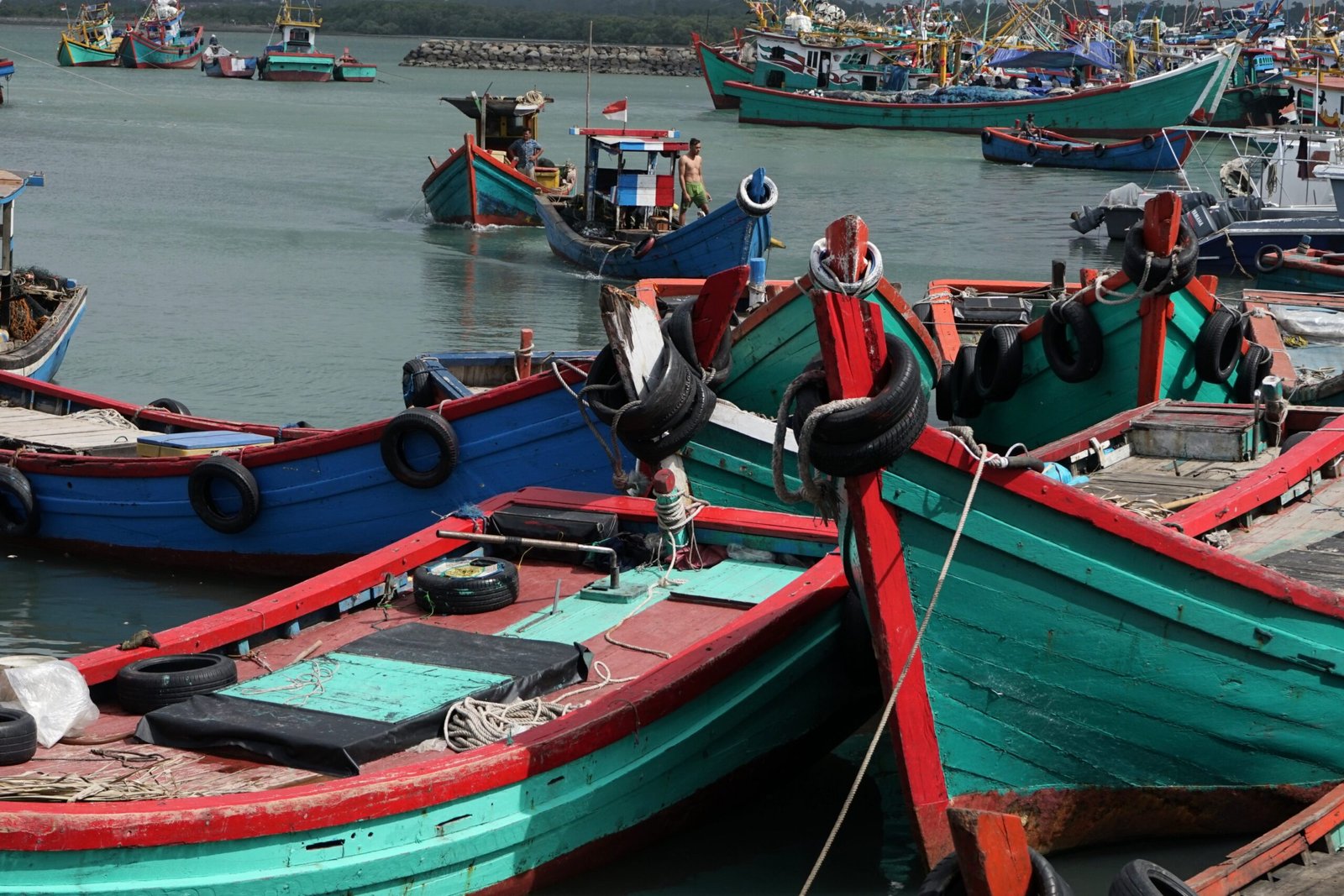 Perahu Nelayan Lego Jangkar Selama Cuaca Buruk