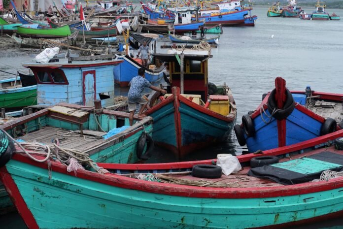 Perahu Nelayan Lego Jangkar Selama Cuaca Buruk