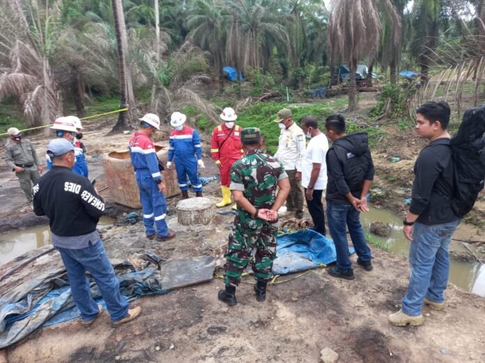 Polres Aceh Timur Kawal Penutupan Sumur Minyak Tradisional di Ranto Peureulak