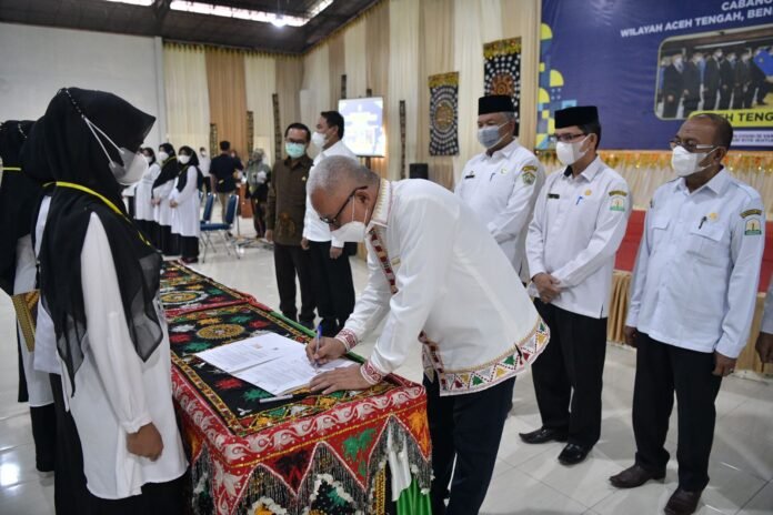 Serahkan SK ASN P3K di Aceh Tengah, Sekda Taqwa: Karier Kedinasan Saya juga Dimulai dari Tenaga Kontrak