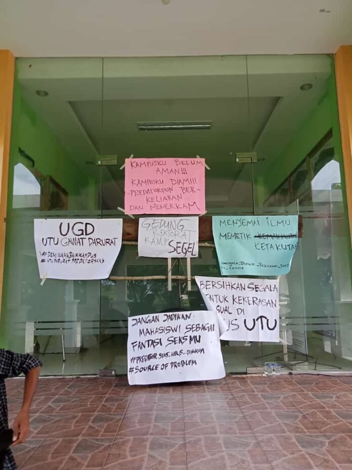 Mahasiswa UTU Segel Gerbang Rektorat Terkait Kasus Dugaan Pelecehan Mahasiswi