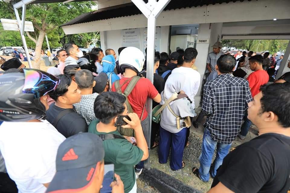 Pelabuhan Penyeberangan Ulee Lheue Dipadati Pelancong Ke Sabang