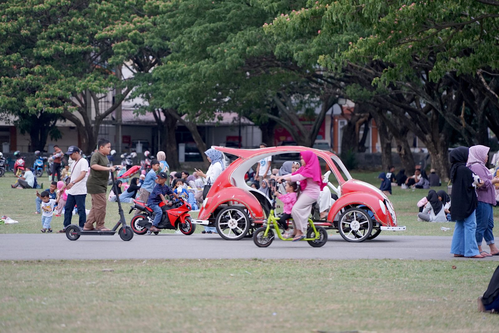 Warga Ramaikan Blang Padang Di Hari Libur