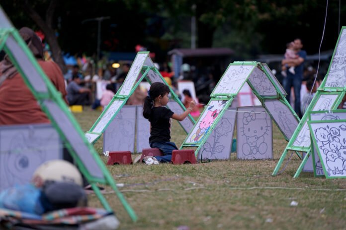 Warga Ramaikan Blang Padang di Hari Libur