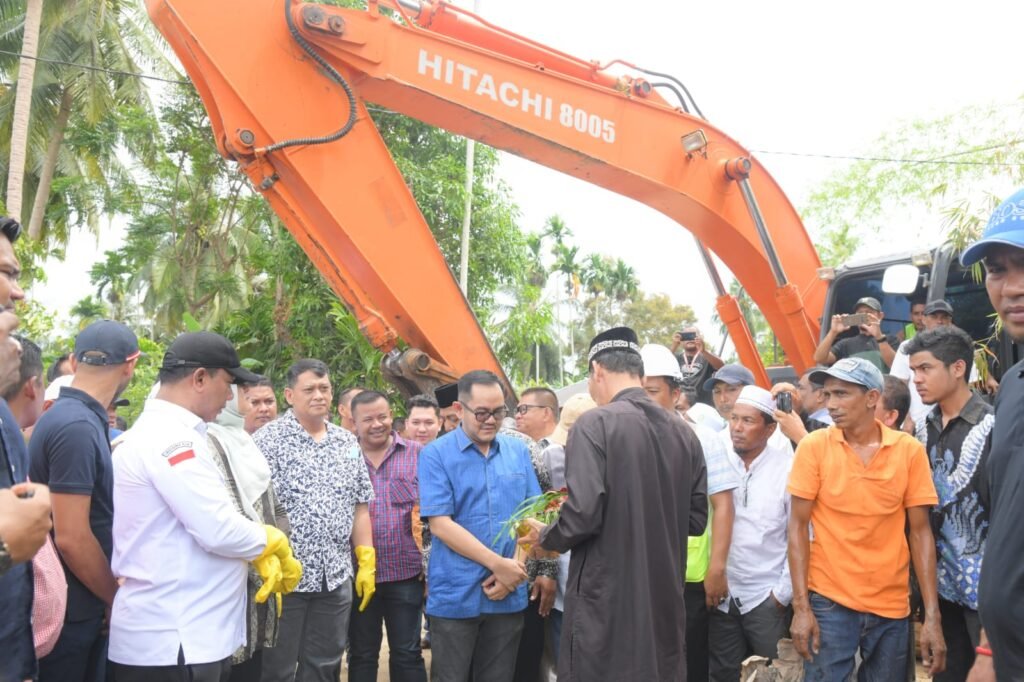 Hrd Lakukan Peletakan Batu Pertama Pengaman Tebing Krueng Peusangan