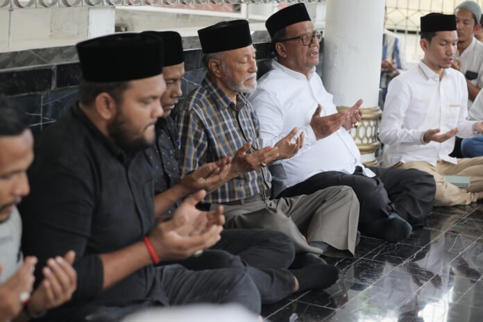 Ketua DPRA Pon Yaya Doa Bersama di Makam Hasan Tiro