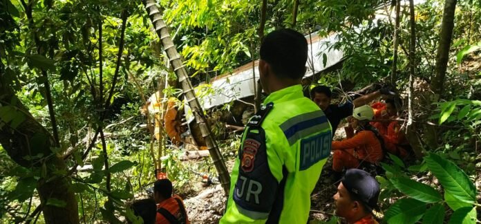 Rem Blong, Truk Tangki Terjun ke Jurang di Gunung Paro