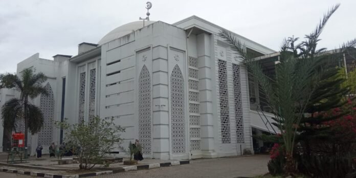 Masjid Jamik ‘Puluhan Pilar’ di Kopelma