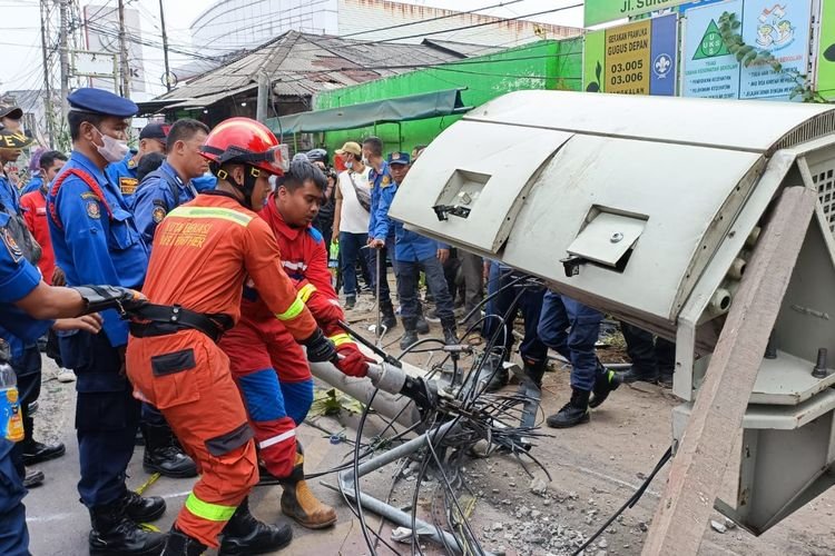 Kecelakaan Maut Di Bekasi Truk Tabrak Tiang, 10 Orang Tewas - Acehinfo