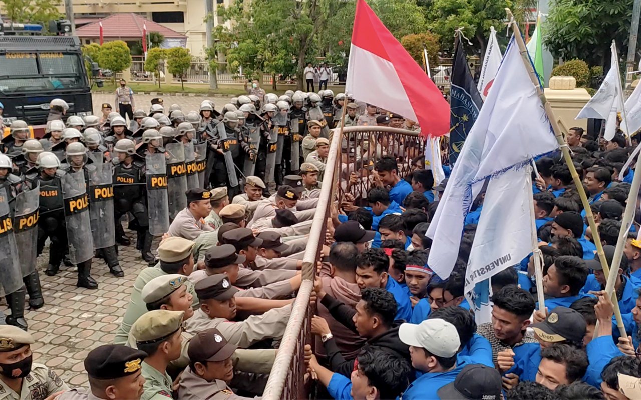 FOTO: Demo Mahasiswa Bentrok Dengan Petugas Keamanan - Acehinfo