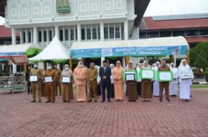 Tenaga Kesehatan Puskesmas Langsa Barat Terima Penghargaan Nakes Teladan Dari Dinkes Aceh