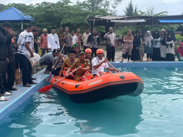 Dukung Wisata Arung Jeram Abdya, Safaruddin Bantu Perahu Karet untuk BUMG Kaye Aceh