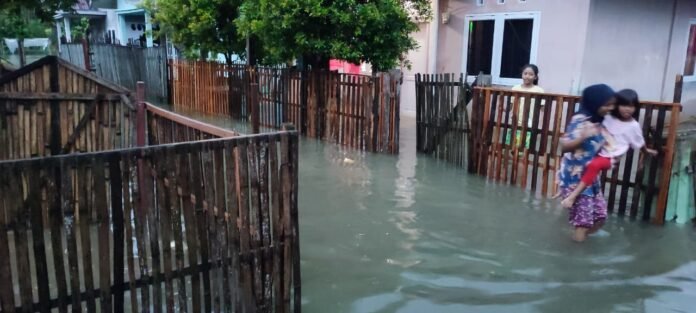 Banjir Rendam Belasan Kecamatan di Aceh, Jalan Linge Tertutup Longsor