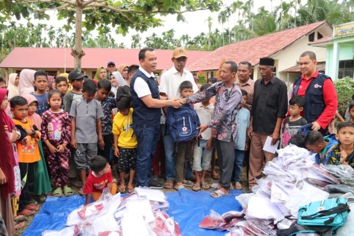 PMI Aceh Utara Salurkan 300 Seragam Sekolah kepada Anak Korban Banjir di Langkahan