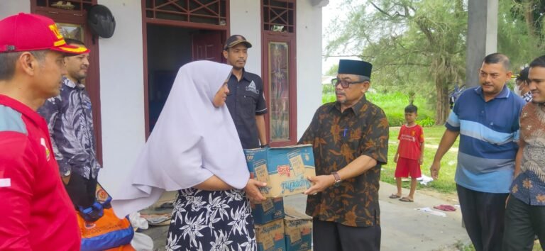 Pj Wali Kota Langsa Serahkan Bantuan Masa Panik kepada Korban Kebakaran