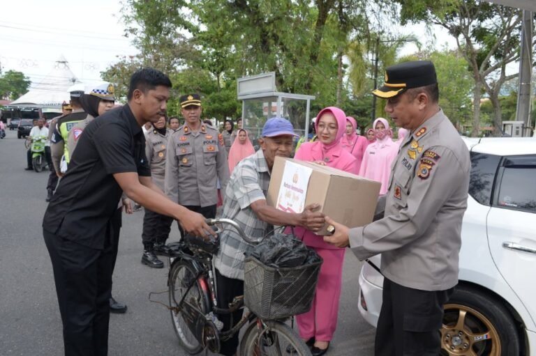 Polres Langsa Berbagi 100 Paket Takjil dan Sembako