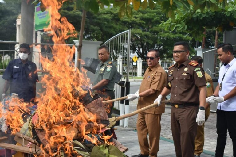 Kejari Bireuen Musnahkan Barang Bukti Berbagai Tindak Pidana