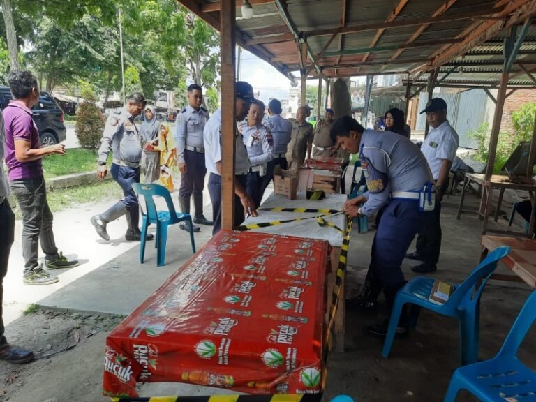 Petugas Gabungan Tertibkan Loket Liar di Kota Langsa