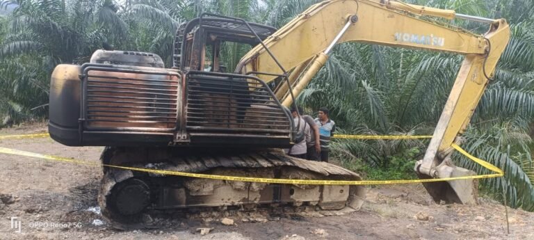 Satu Unit Alat Berat di Tamiang Hulu Dibakar OTK