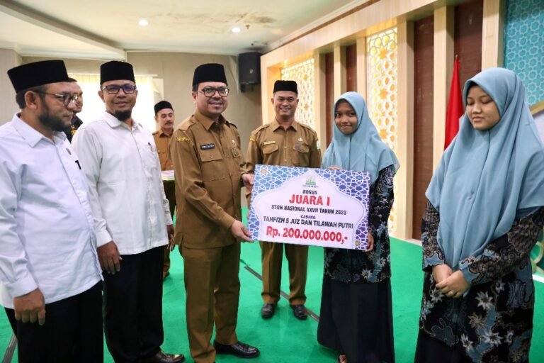 Pj Sekda Aceh Serahkan Bonus Ratusan Juta kepada Juara STQH Nasional