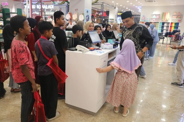 Keuchik Lamteumen Timur Borong Baju Lebaran Untuk 58 Anak Yatim