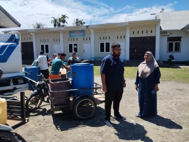 Kekeringan, NasDem Aceh Besar Salurkan Air Bersih kepada Warga Lhoknga