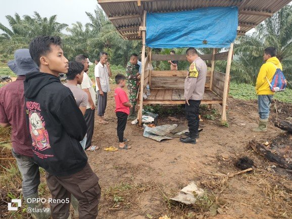 Dua Security PT Bumi Flora Tersambar Petir Saat Main HP, Satu Orang Meninggal Dunia