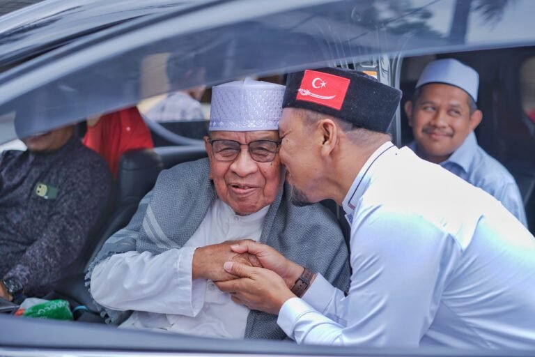 Momen Maulid Dayah Ulee Titi, Syech Fadil Minta Dido’akan Oleh Abon Arongan